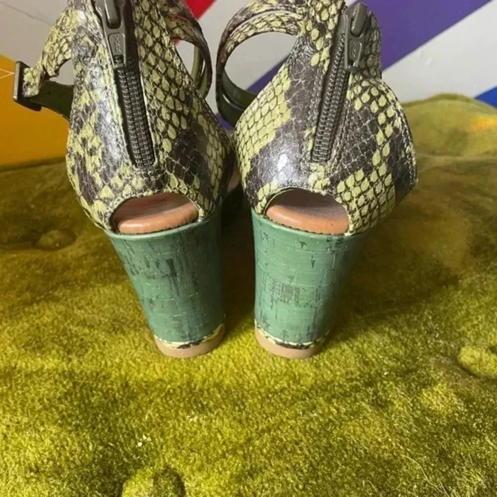 Libby. Edelman 6.5 W wedge jeweled‎ heel snake skin green super cute! - Picture 3 of 7